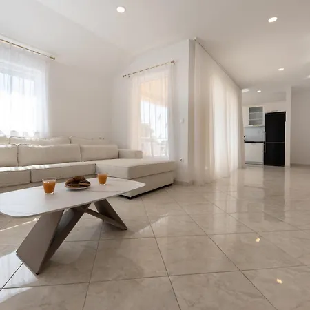 Laura Apartman *